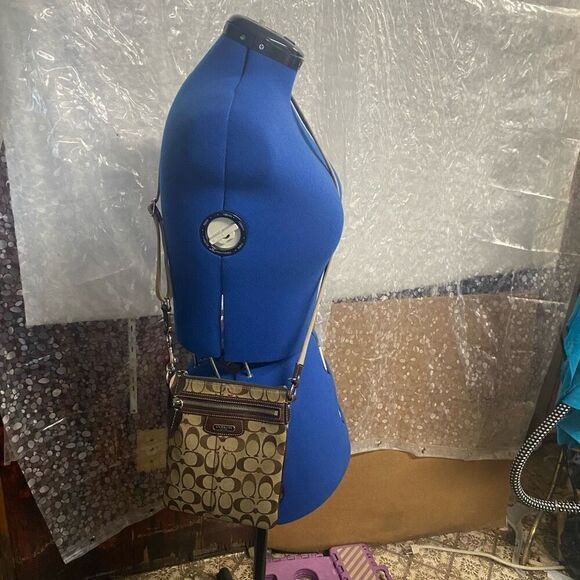 COACH Women’s Signature Logo Canvas Shoulder Crossbody Swingpack 8X7.5 - Picture 5 of 9